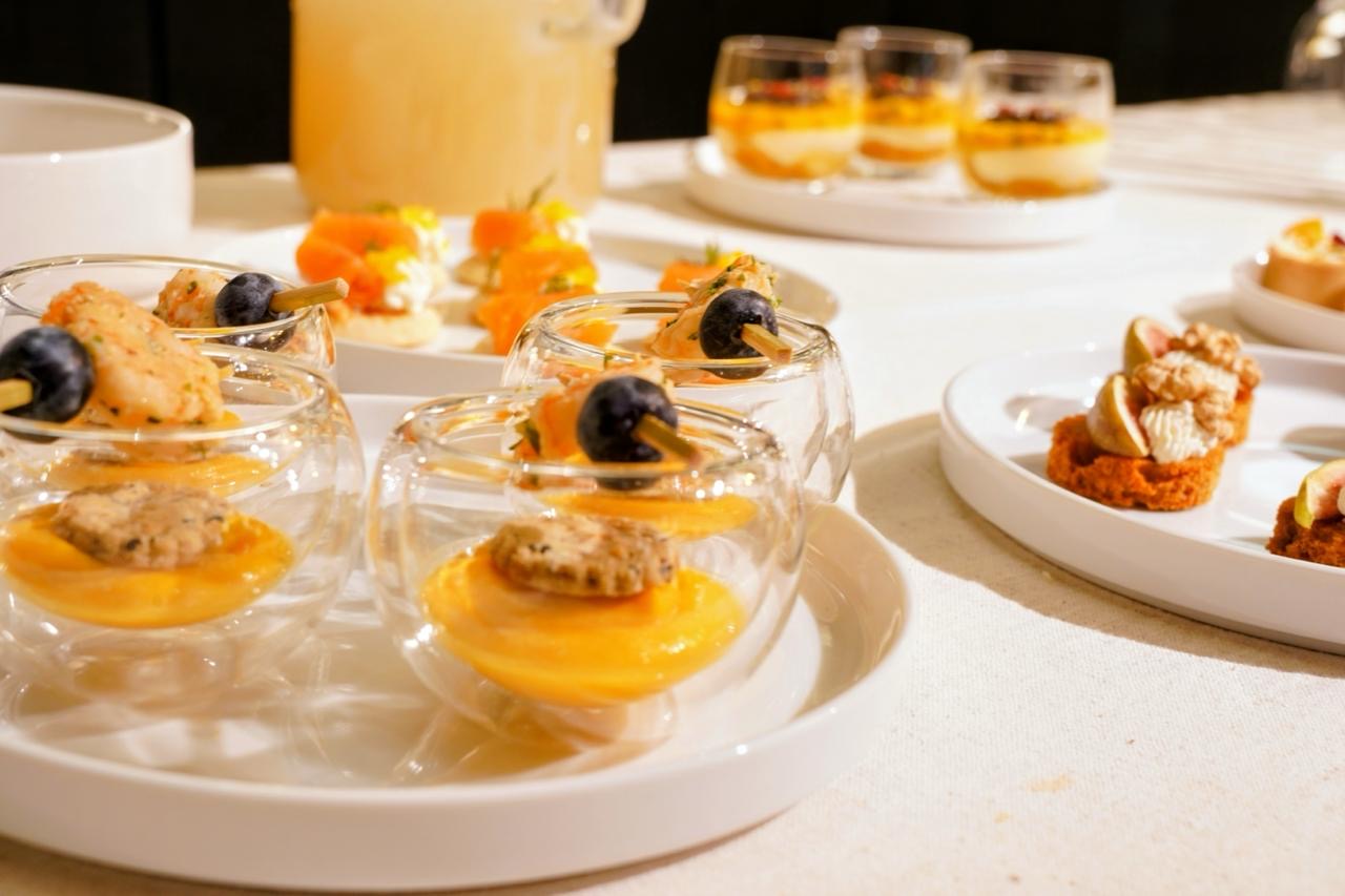 Verrines dressées sur un buffet de réception : crème, biscuit et myrtille