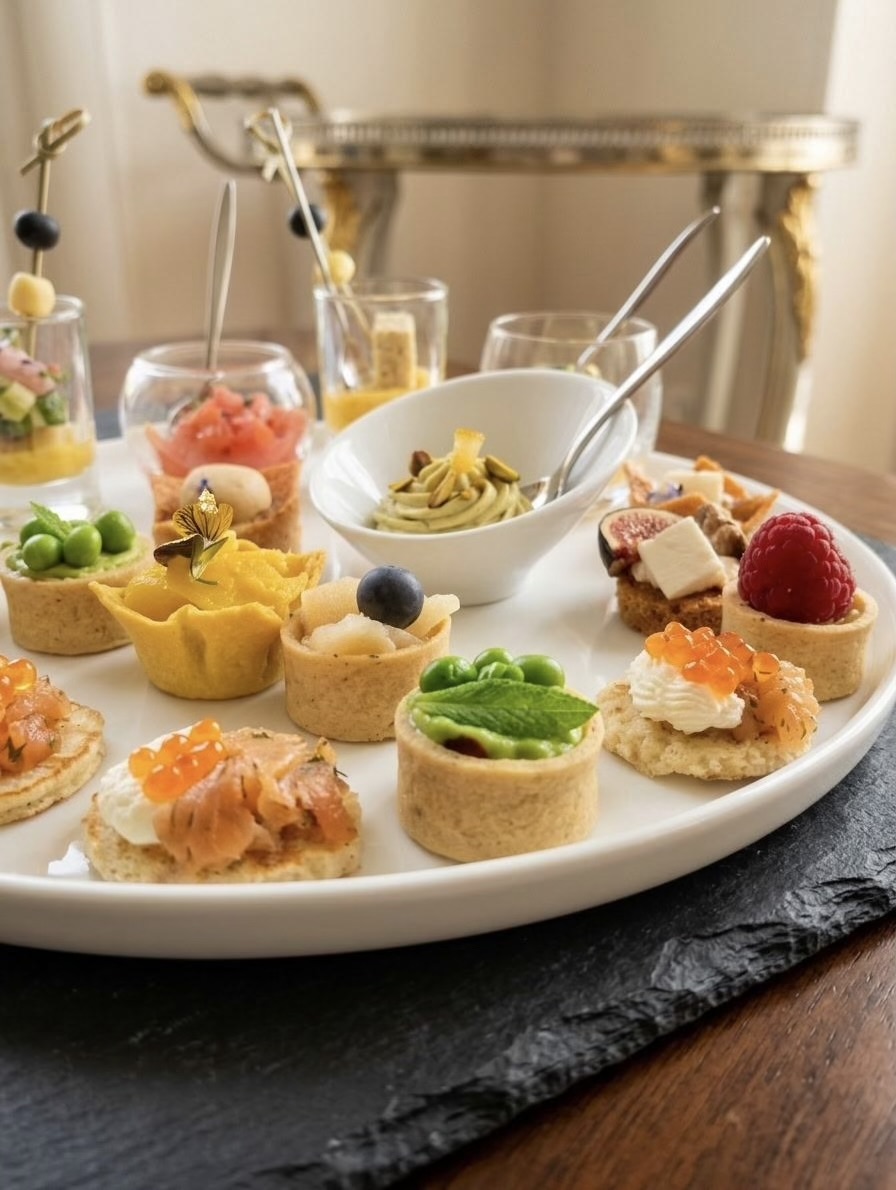 Plateau de bouchées salées et sucrées sur ardoise
