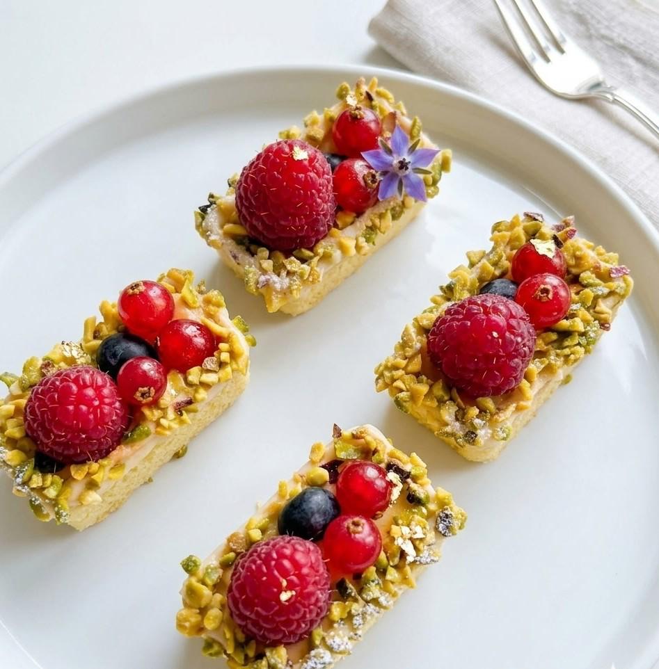 Tartelettes aux fruits rouges frais et pistache